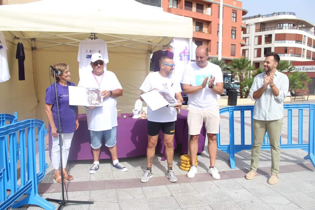 Llegada del Reto Solidario amigos por el Crohn a la Plaza de El Médano en Granadilla de Abona 23-07-2022